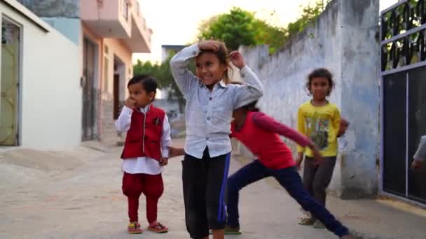 ジャイプール ラジャスターン インド 2021年1月 村の子供たちが遊んで 通りで楽しんでいるかわいい笑顔の子供たち — ストック動画