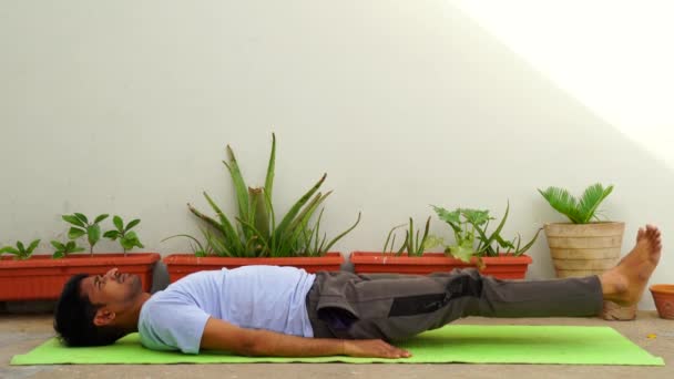 Retrato Chico Tranquilo Centrado Agradable Sentado Suelo Meditando Relajación Atractivo — Vídeo de stock