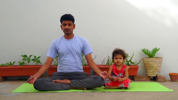 Retrato Calma Agradável Focado Cara Sentado Chão Meditando Relaxamento Jovem — Vídeo de Stock