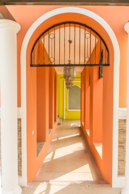 Turuncu kemerli ve vintage lambalar asılı ile bina