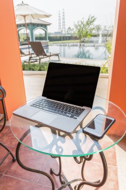 Dizüstü bilgisayar, telefon, kitaplar ve bitki Yüzme tablo