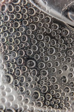 şeffaf cam zemin üzerine su damlaları.