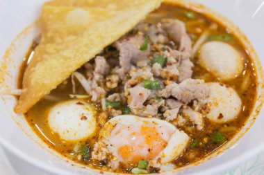 ta sebze ve ahşap üzerinde yumuşak haşlanmış yumurta şehriye kase