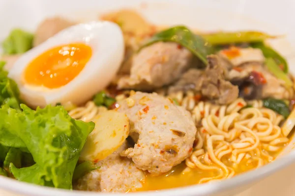 Sup mie Thailand dalam mangkuk rasa sup mie pedas dan telur rebus — Stok Foto