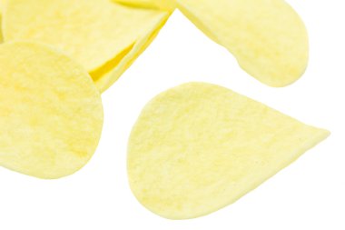 Beyaz arkaplanda patates cipsi