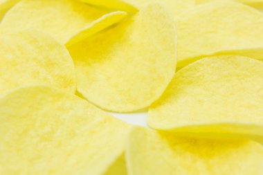 Beyaz arkaplanda patates cipsi