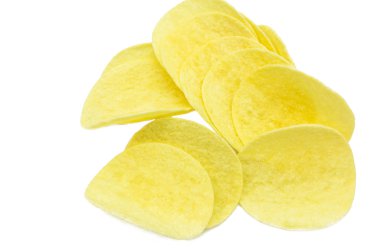 Beyaz arkaplanda patates cipsi