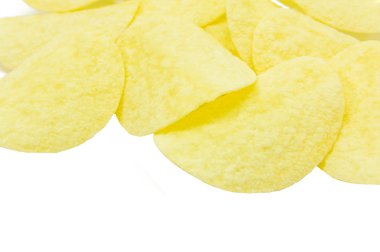 Beyaz arkaplanda patates cipsi