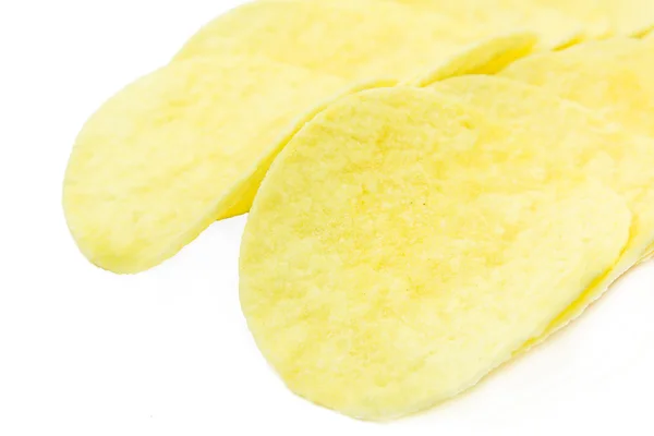 Kartoffelchips auf weißem Hintergrund — Stockfoto