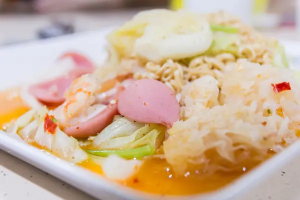 Salad pedas mie instan dengan daging babi cincang — Stok Foto