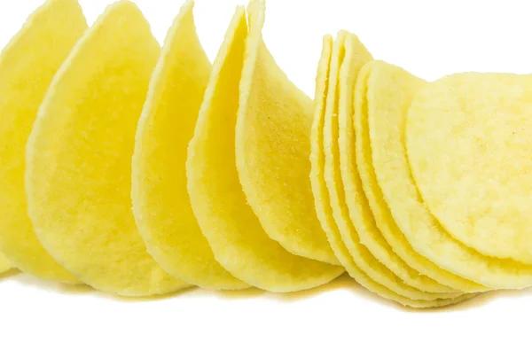 Картофельные чипсы на белом фоне — стоковое фото