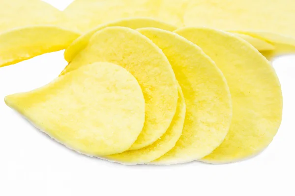 Chipsy ziemniaczane na białym tle — Zdjęcie stockowe