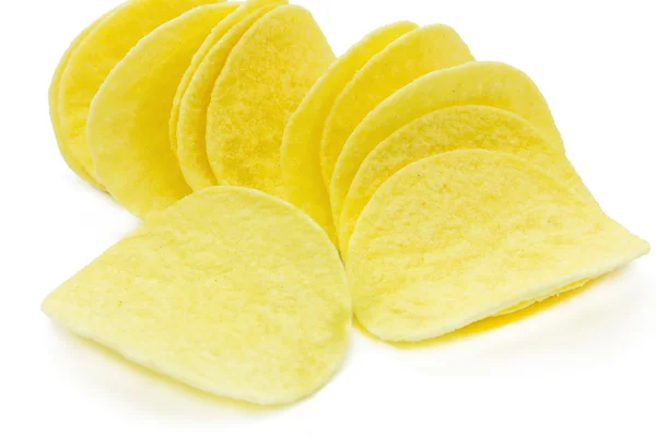 Kartoffelchips auf weißem Hintergrund — Stockfoto