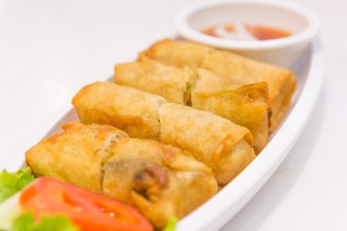 Beyaz ba izole kızarmış Çin geleneksel bahar rulo gıda