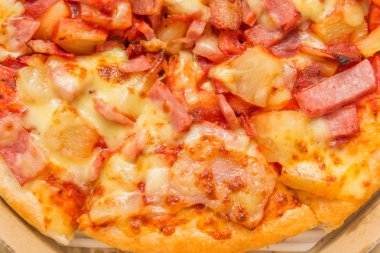 Taze ve lezzetli pizzanın yakın görüntüsü