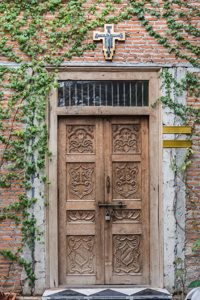 A porta da frente de madeira de uma casa com painéis de vidro para cada lado um — Fotografia de Stock