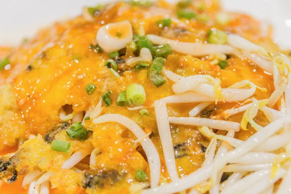 Delicioso fideos tailandeses camarones con cáscara de ostra freír, que es el — Foto de Stock