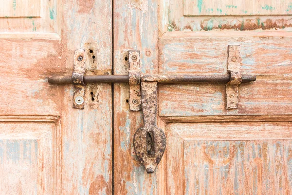 Trava velha em uma porta de madeira — Fotografia de Stock