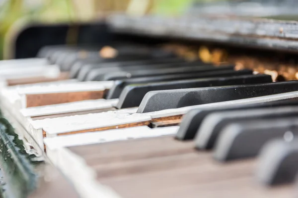 Kaputte alte Klaviertasten — Stockfoto
