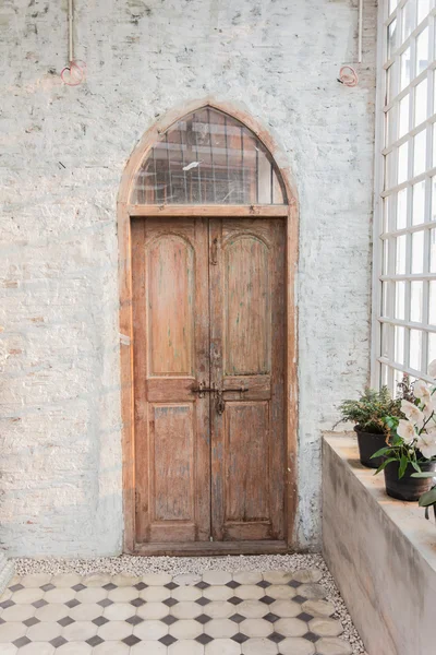 A porta da frente de madeira de uma casa com painéis de vidro para cada lado um — Fotografia de Stock