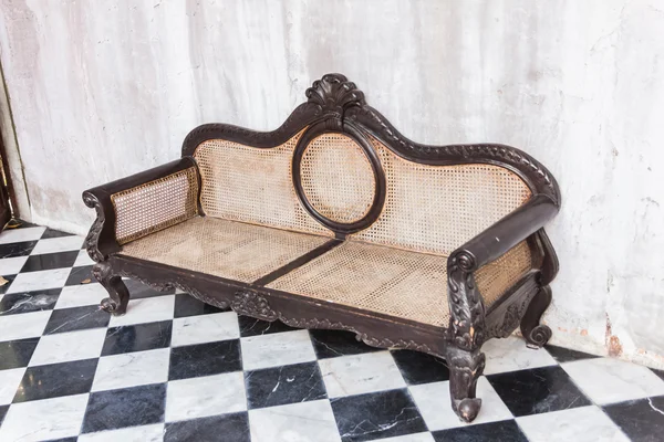 Антикварный диван на фоне старой штукатурки — стоковое фото