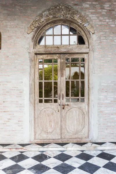 A porta da frente de madeira de uma casa com painéis de vidro para cada lado um — Fotografia de Stock