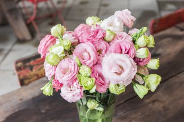 Cam vazo içinde sunulan güzel pembe çiçekler