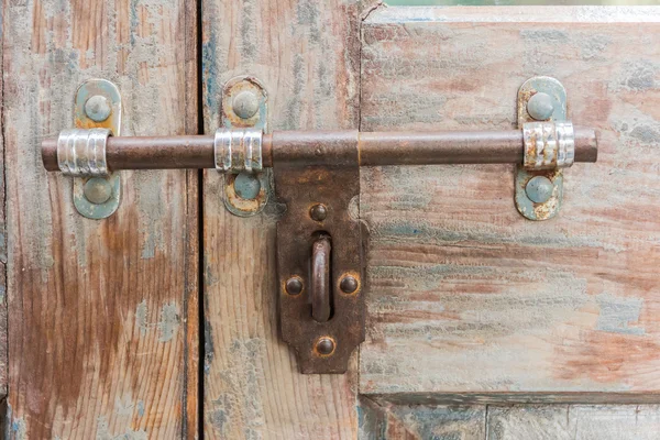 Trava velha em uma porta de madeira — Fotografia de Stock