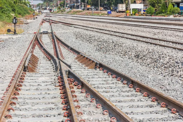 Järnväg spår passage av en offentlig thailändska tåg järnväg — Stockfoto