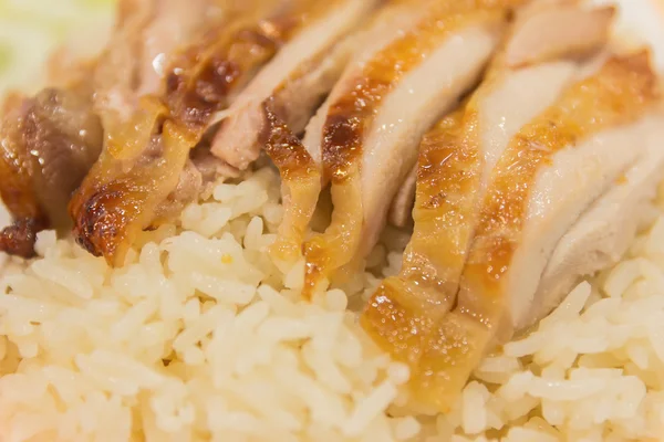 Grilli kana kuuma ja mausteinen kastike tarjoillaan höyry riisi  - — kuvapankkivalokuva