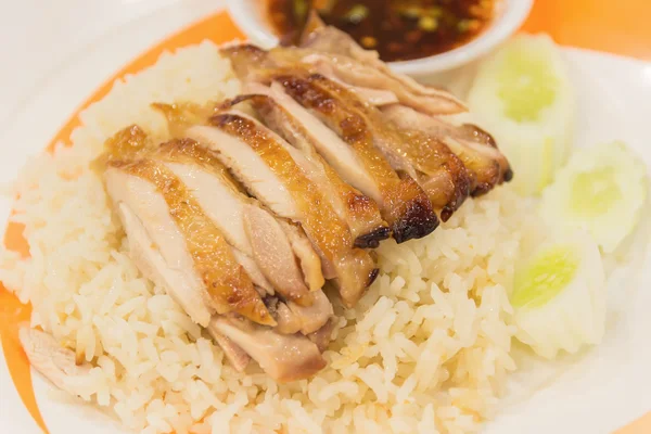 Ayam panggang dengan saus pedas dan pedas disajikan dengan nasi uap  - — Stok Foto