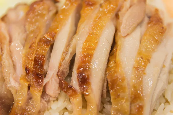 Ayam panggang dengan saus pedas dan pedas disajikan dengan nasi uap  - — Stok Foto