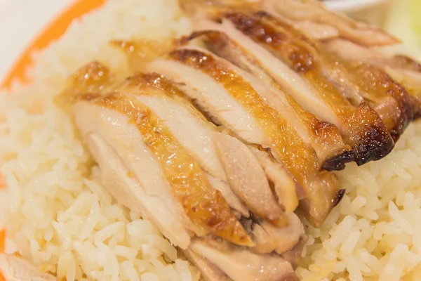 Grill csirke rizzsel gőz forró, fűszeres mártással - — Stock Fotó