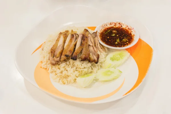 Grill pollo con salsa picante y caliente servido con arroz al vapor  - — Foto de Stock