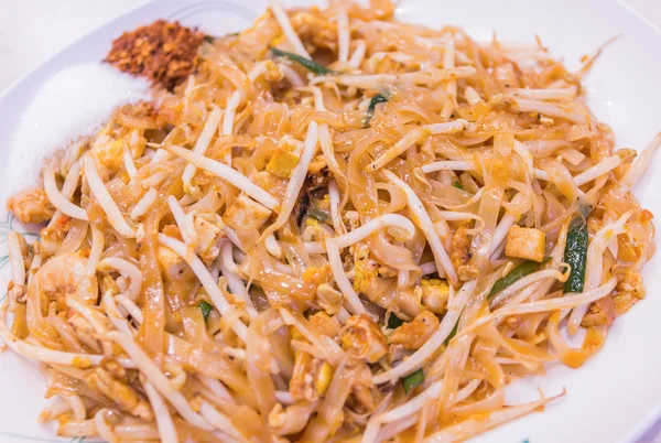 Masakan nasional Thailand, mie goreng aduk dengan telur, sayuran — Stok Foto