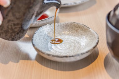 Kase soya sosu dökün 