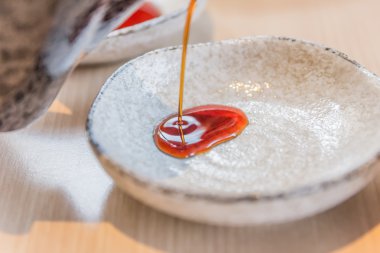 Kase soya sosu dökün 