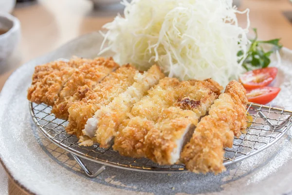 Ekmekli domuz pirzolası, Japon yemeği tarzı tonkatsu.