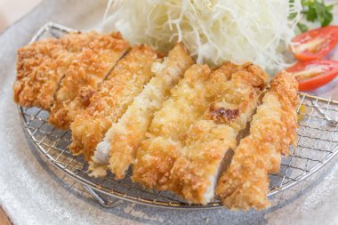 Ekmekli domuz pirzolası, Japon yemeği tarzı tonkatsu.