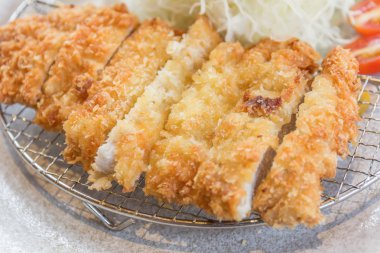 Ekmekli domuz pirzolası, Japon yemeği tarzı tonkatsu.