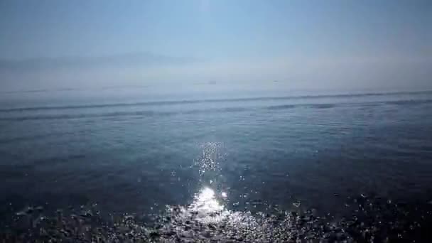 Tembakan yang damai dan tenang dari lautan yang berombak lembut dan langit yang indah — Stok Video