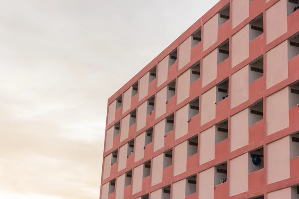 Červená budova a obloha — Stock fotografie