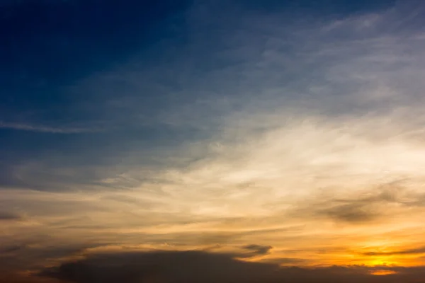 Cielo con nubes y sol Imágenes de stock libres de derechos