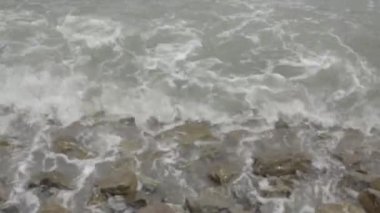 Taşlar ve denizin dalgaları