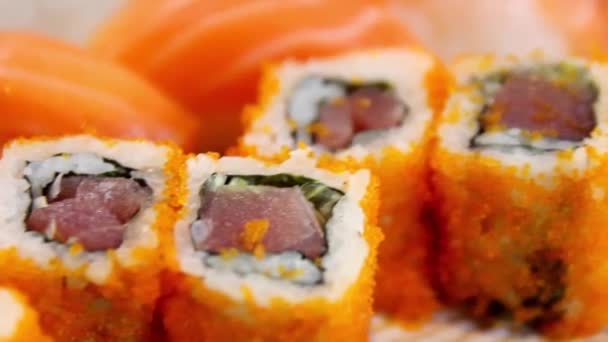 Nahaufnahme von köstlichem Sushi — Stockvideo