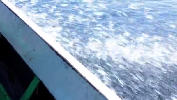 Vista desde el costado del velero en movimiento — Vídeos de Stock