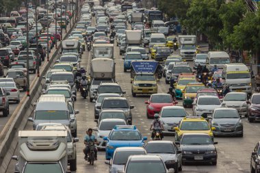 Bangkok, Tayland - 31 Haziran 2016: Trafik ulaşır trafik tıkanıklığı üzerinde bir