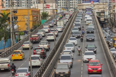 Bangkok, Tayland - 31 Haziran 2016: Trafik ulaşır trafik tıkanıklığı üzerinde bir