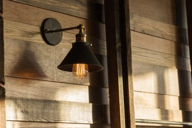 ahşap duvarda asılı eski moda lamba