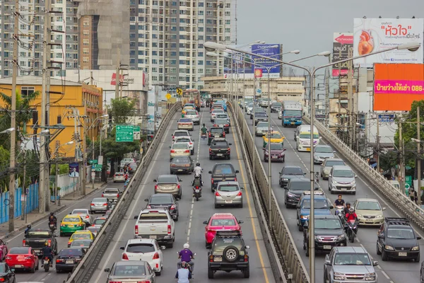 BANGKOK, THAILANDIA - 31 giugno 2016: Il traffico raggiunge lo stallo in un — Foto Stock